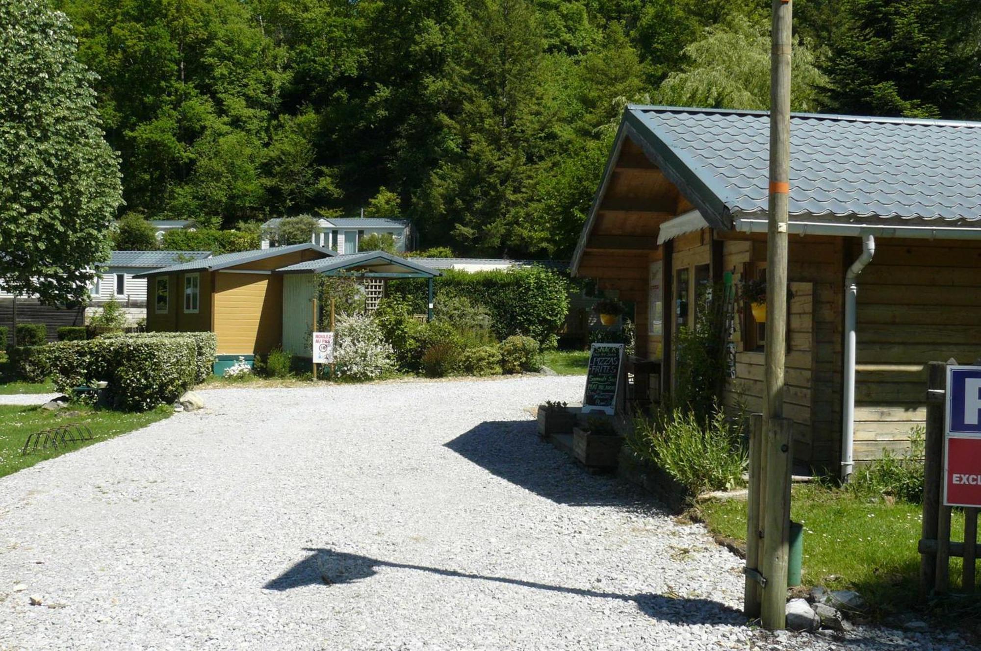Camping Le Rey Louvie Juzon Exterior photo