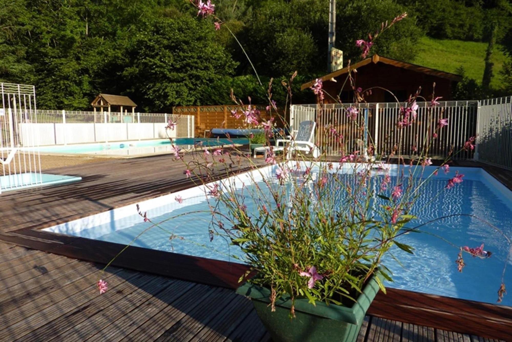 Camping Le Rey Louvie Juzon Exterior photo